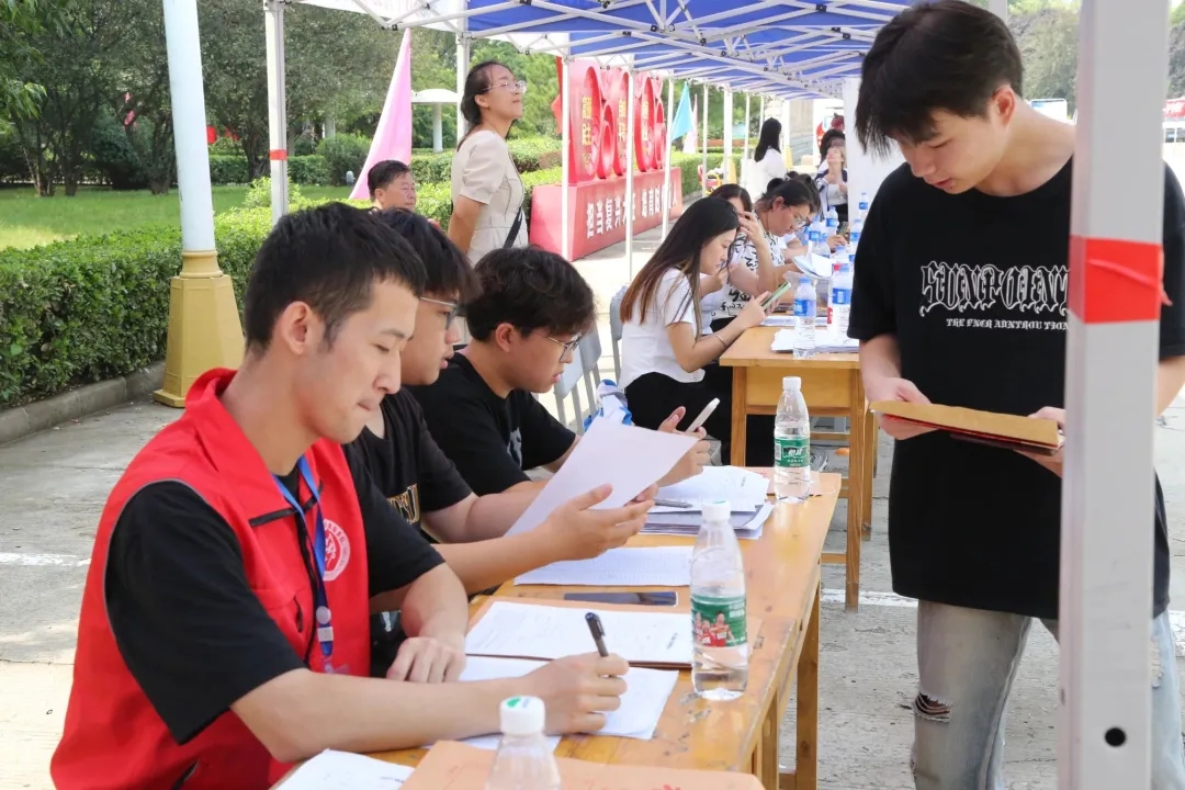 華翔學(xué)院新生報到，迎新啦！